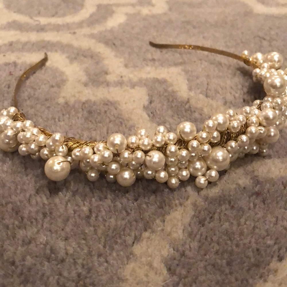 Beautiful Pearl Tiara - Bridal Fashion Jewlery